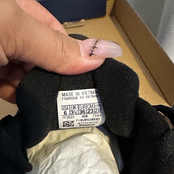 Classic Reebok Sneakers - Picture 4 of 4